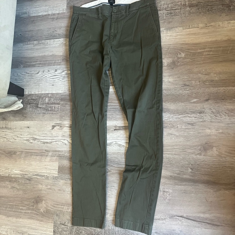 J. Crew Men's Khaki Chinos in Olive